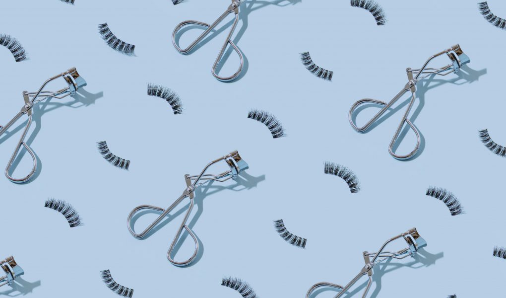 Eyelash curler and fake eyelashes